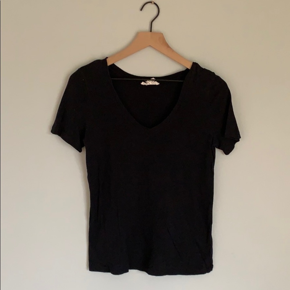 Black v neck tshirt